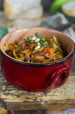 Savoy lahana güveç havuç ve borlotti ile fasulye