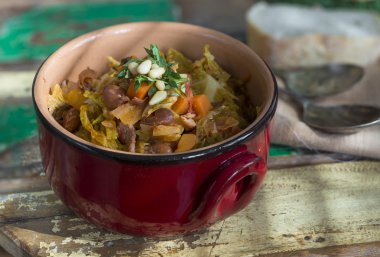 Savoy lahana güveç havuç ve borlotti ile fasulye