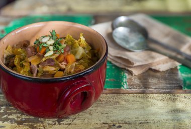 Savoy lahana güveç havuç ve borlotti ile fasulye