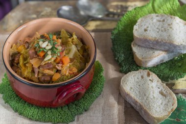 Savoy lahana güveç havuç ve borlotti ile fasulye