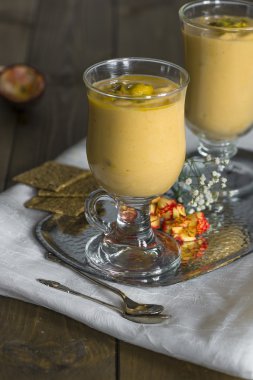 Yoğurt Tatlısı mango ve tutku meyve