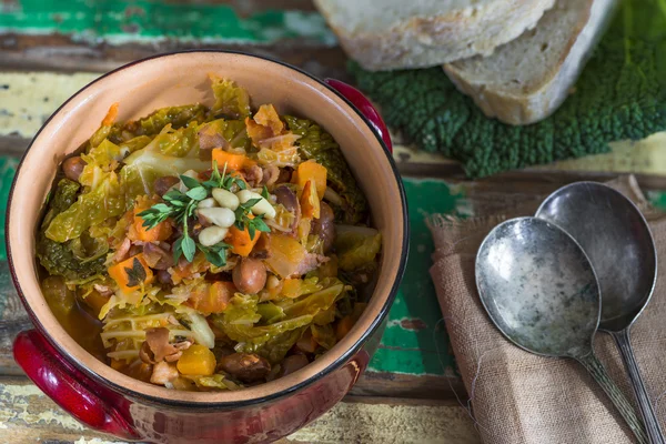 Wirsing-Eintopf mit Karotten und Borlotti-Bohnen — Stockfoto