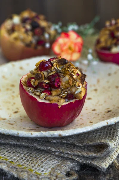 Granola, kızılcık ve badem ezmesi ile pişmiş Kırmızı elma dolması — Stok fotoğraf