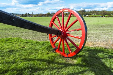 Pitstone yel değirmeni, Hertfordshire, İngiltere'de bir ayırt edici kırmızı tekerlek