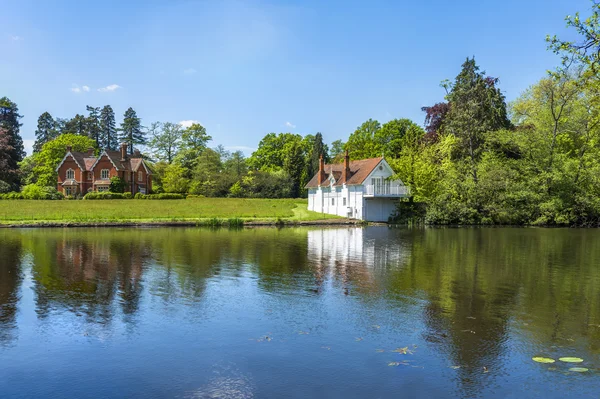 Ein See in jungfräulichem Wasser par, surrey, uk — Stockfoto