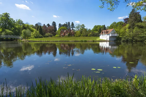 Um lago em Virginia Water Par, Surrey, Reino Unido — Fotografia de Stock