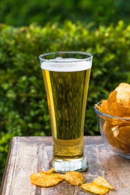 Bir bardak bira ve bir kase cips