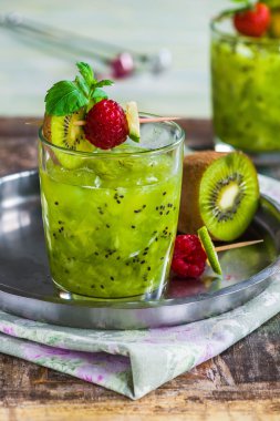 Yeşil votka, kivi ve kireç kokteyl