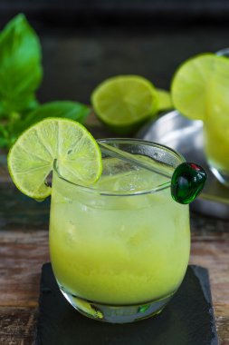Buzlu yeşil çay limon ile tekila kokteyli