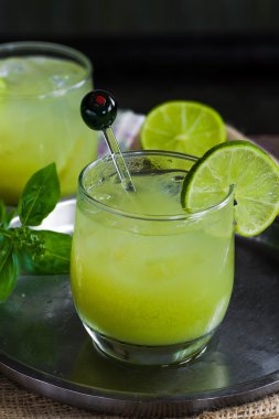 Buzlu yeşil çay limon ile tekila kokteyli