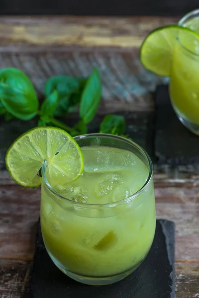 Iced grönt te cocktail med tequila och citron — Stockfoto