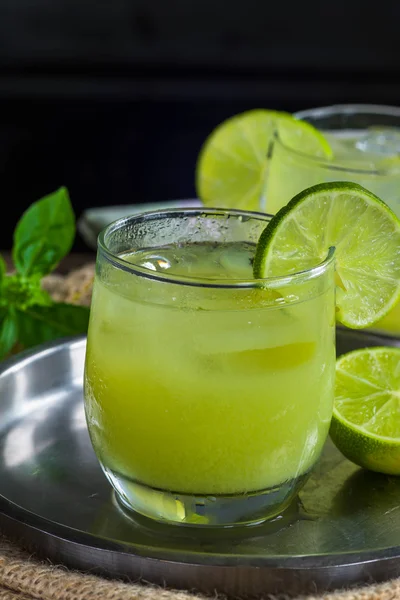 Mrożona zielona herbata koktajle z tequili i cytryną — Zdjęcie stockowe
