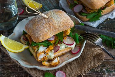 Ev yapımı balık sandviç