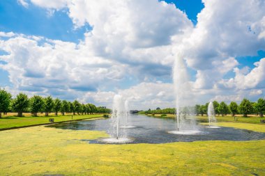 Hampton Court parkta uzun su kanalı