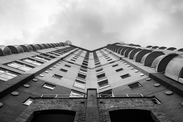 Uppåtgående syn på hög byggnad — Stockfoto