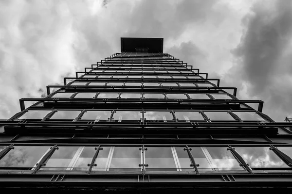 Uppåtgående syn på hög byggnad — Stockfoto