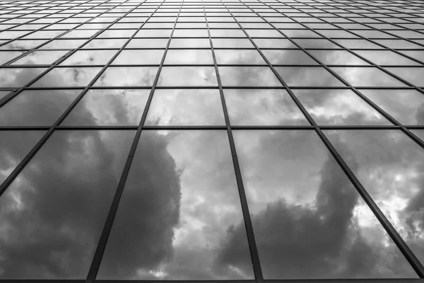 Moln reflektioner i en moderna glasbyggnad — Stockfoto