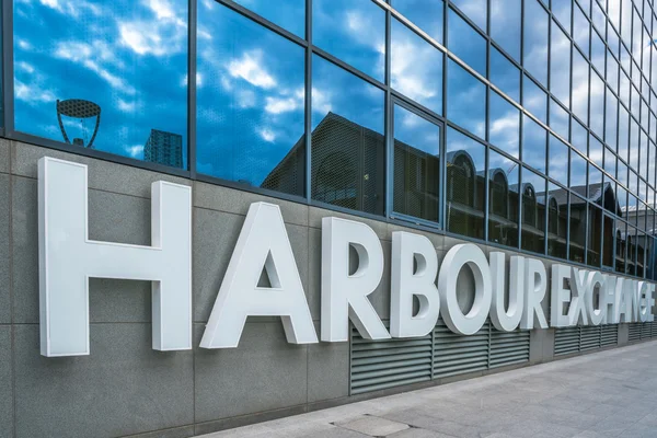 London, uk - 31. juli 2016: harbour exchange estate ist eine Ansammlung von Bürogebäuden in der Nähe des kanarischen Kais, bestehend aus neun Gebäuden, jedes mit eigener Rezeption und beherbergt eine bunte Mischung an Besetzern. — Stockbild Die Fassade des Harbour Exchange Estate in Canary Kai, London, Großbritannien — Stockfoto