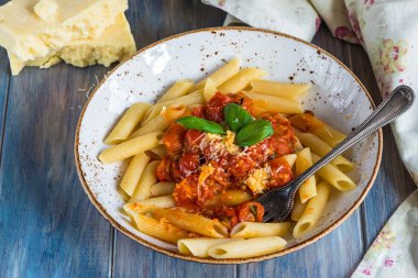 Penne makarna ve arrabbiata sos