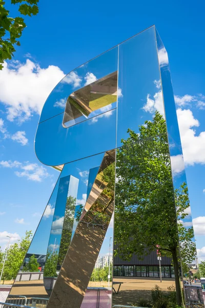 Instalacja artystyczna - Run - przez Monica Bonvicini w Queen Elizabeth Olympic Park, Londyn, Uk — Zdjęcie stockowe