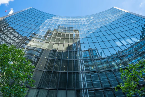 Reflektion av Lloyd bygga glas exteriör av Willis byggnad — Stockfoto