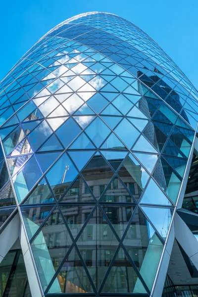 Vista verso l'alto di Gherkin (30 St Mary Axe ) — Foto Stock