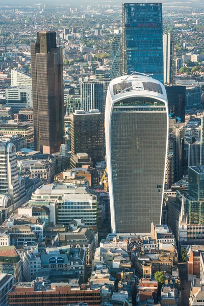 Panorama-Luftaufnahme von London mit ikonischen modernen Wolkenkratzern — Stockfoto