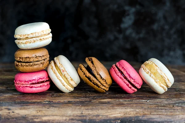 Macaroons em fundo de madeira — Fotografia de Stock