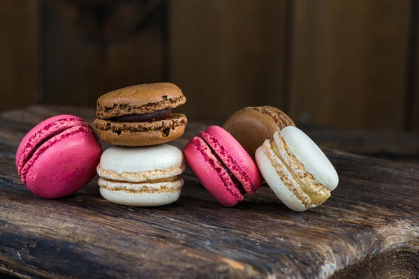 Ahşap arka plan üzerinde macaroons — Stok fotoğraf