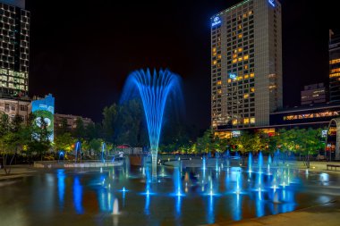 Modern Varşova mimarinin gece görünümü