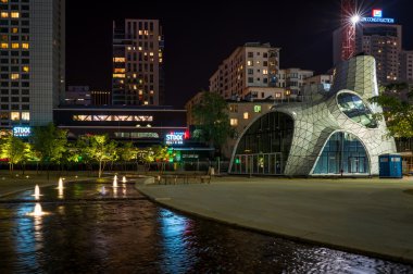 Modern Varşova mimarinin gece görünümü