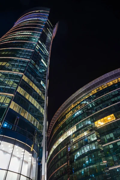 Vista nocturna de la arquitectura moderna de Varsovia — Foto de Stock