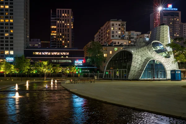 Vista noturna da arquitetura moderna de Varsóvia — Fotografia de Stock