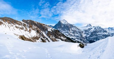 İsviçre 'nin Grindelwald şehrindeki ilk dağdaki İsviçre Alpleri' nin geniş panoramik manzarası