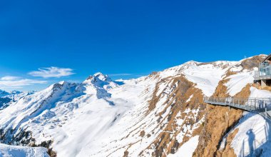 İsviçre 'nin Grindelwald kentindeki ilk dağdaki İsviçre Alplerinde karla kaplı zirvelerle geniş panoramik manzara