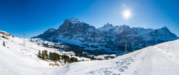 Ampla Vista Panorâmica Paisagem Inverno Com Picos Cobertos Neve Nos — Fotografia de Stock