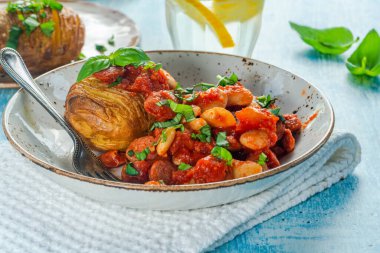 Chorizo ve tereyağlı güveç ve fırında patates.