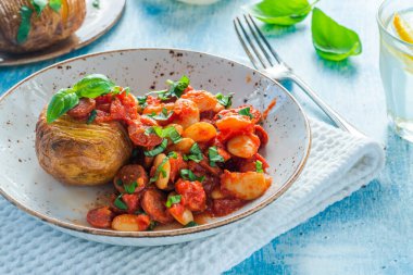 Chorizo ve tereyağlı güveç ve fırında patates.