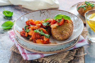 Chorizo ve tereyağlı güveç ve fırında patates.