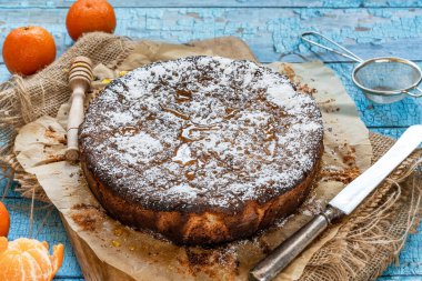 Baharatlı portakal ve badem keki krema şekeri ve bal serpilmiş.
