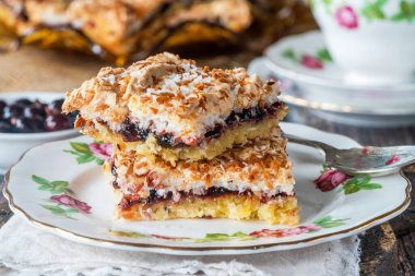 Frenk üzümlü hindistan cevizli tart. 