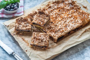 Frenk üzümü reçelli hindistan cevizli tart - yüksek açılı görünüm