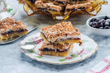 Frenk üzümlü hindistan cevizli tart. 