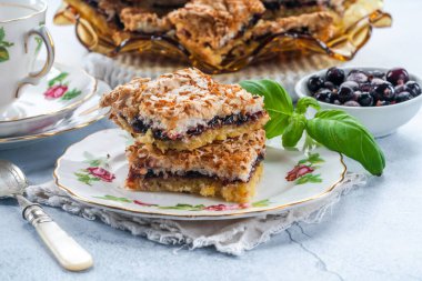 Frenk üzümlü hindistan cevizli tart. 