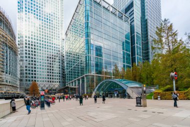 LONDON, İngiltere - NOVEMBER 03, 2020: Alışılmadık sessiz Canary Wharf, İngiltere 'nin en büyük iş alanlarından biri, Corona virüs salgınının ortasında