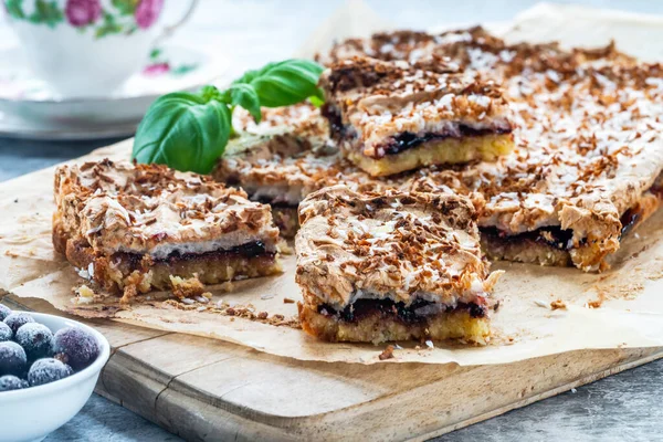 Kokosnusstorte Mit Schwarzer Johannisbeermarmelade — Stockfoto