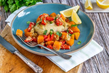 Tayland usulü tavuk, tatlı patates, kırmızı biber ve kişniş.