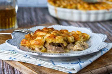 Tavuklu ve pastırmalı pastırmalı örgü pastalı