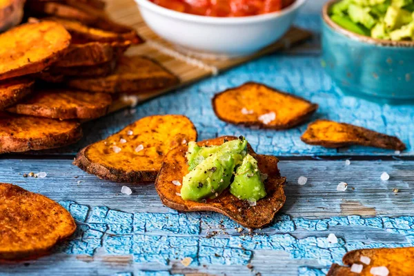 Yapımı Avokado Domates Soslu Tatlı Patates Cipsi — Stok fotoğraf