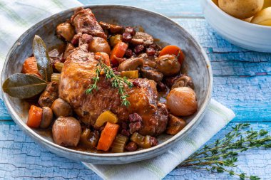 Coq au vin - Fransız tavuğu, baconm mantarı ve kırmızı şarapla pişirilmiş sebze